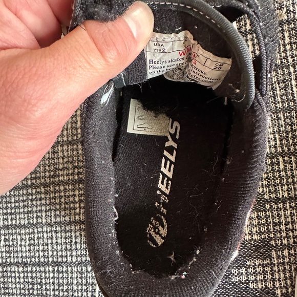 HEELEYS SIZE 2- LIGHTLY USED - Picture 12 of 12